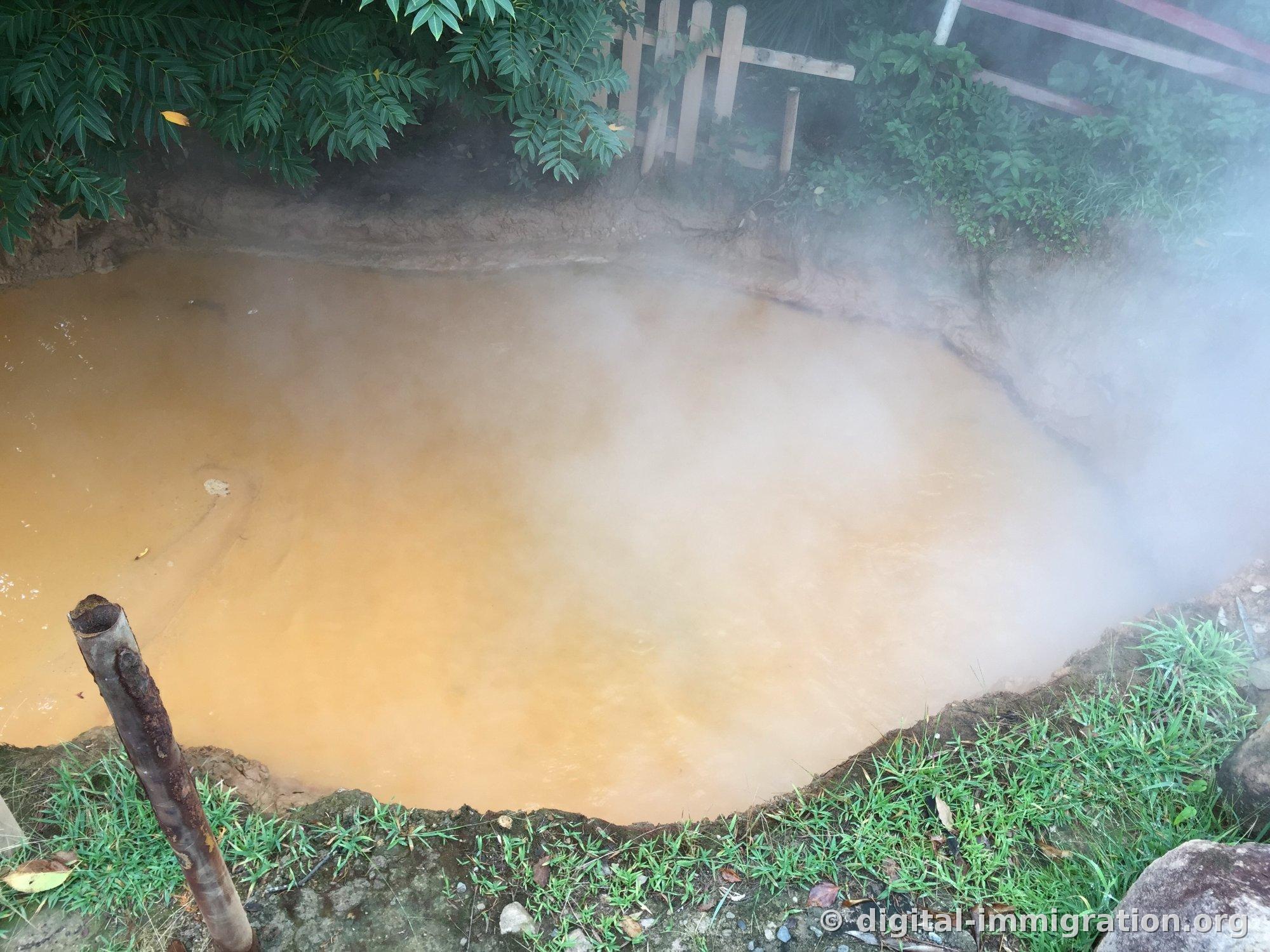 Une structure de démon rouge sur le chaudron et une structure de dragon bleu, avec de la vapeur blanche s'échappant densément du site de Kamado Hell