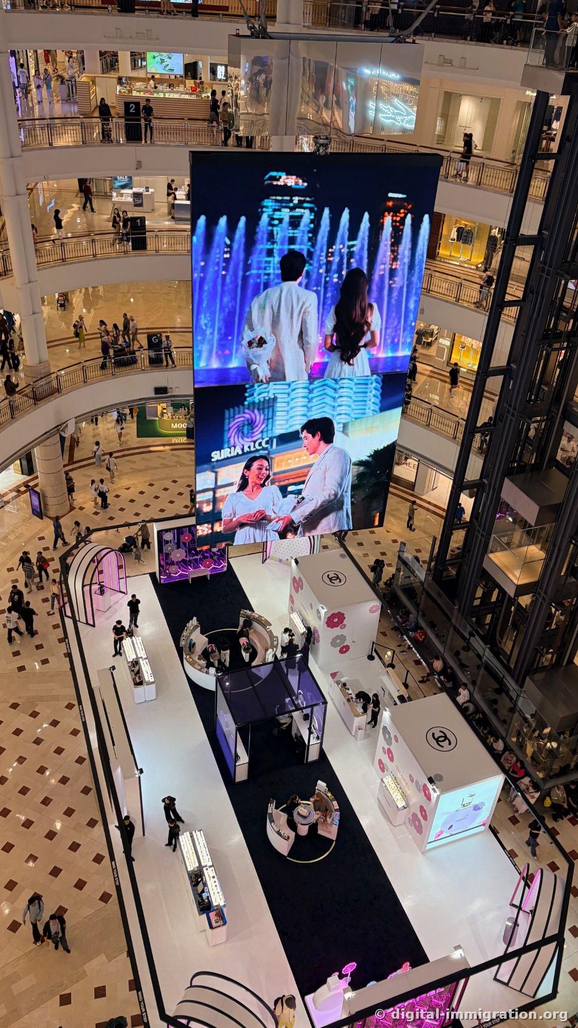 The vertical screen bisecting the mall. The fountain show image I saw here became the real thing that night.