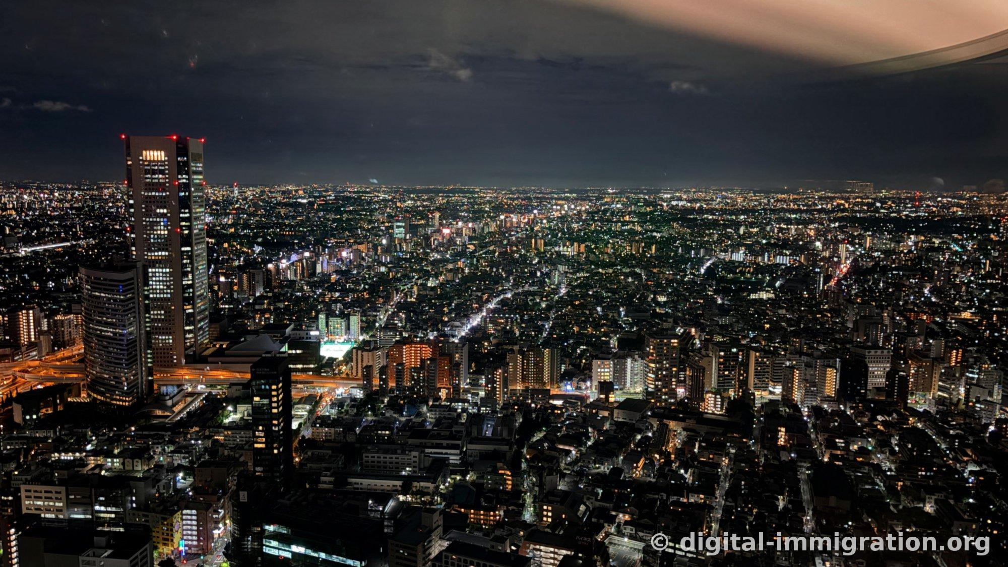 Panorama grand angle de la vue nocturne ouest avec la tour Tokyo Opera City à gauche et les lumières urbaines denses