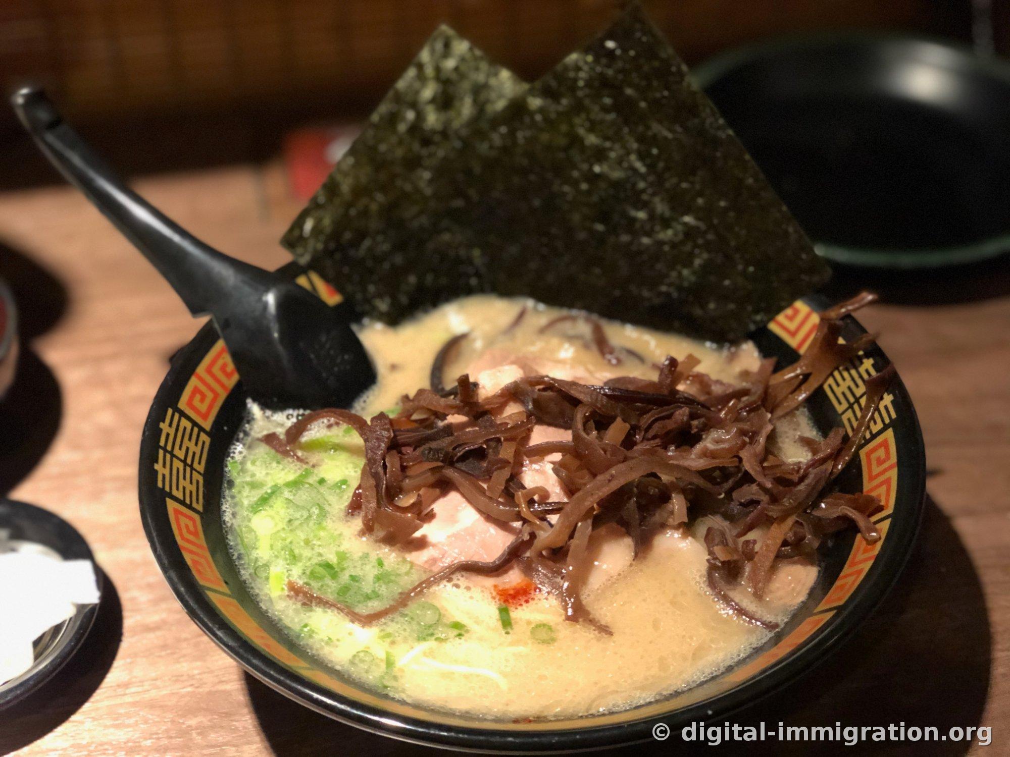 Vue latérale du bol de ramen avec beaucoup de kikurage et du nori enfoncé dedans