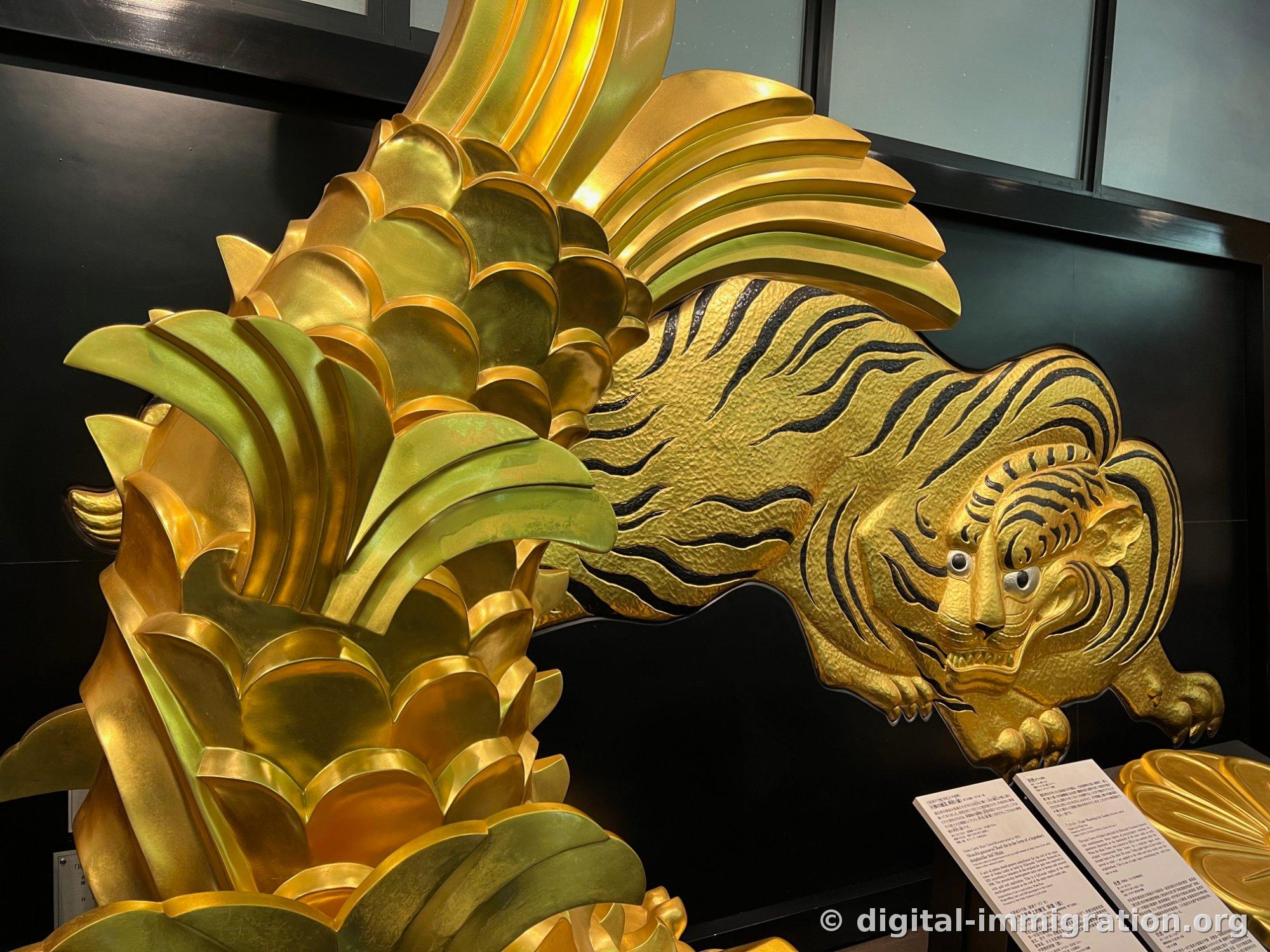 Réplique à taille réelle de Shachihoko doré et ornement phénix doré avec rayures noires gravées mis en exposition dans la salle intérieure de la tour de guet