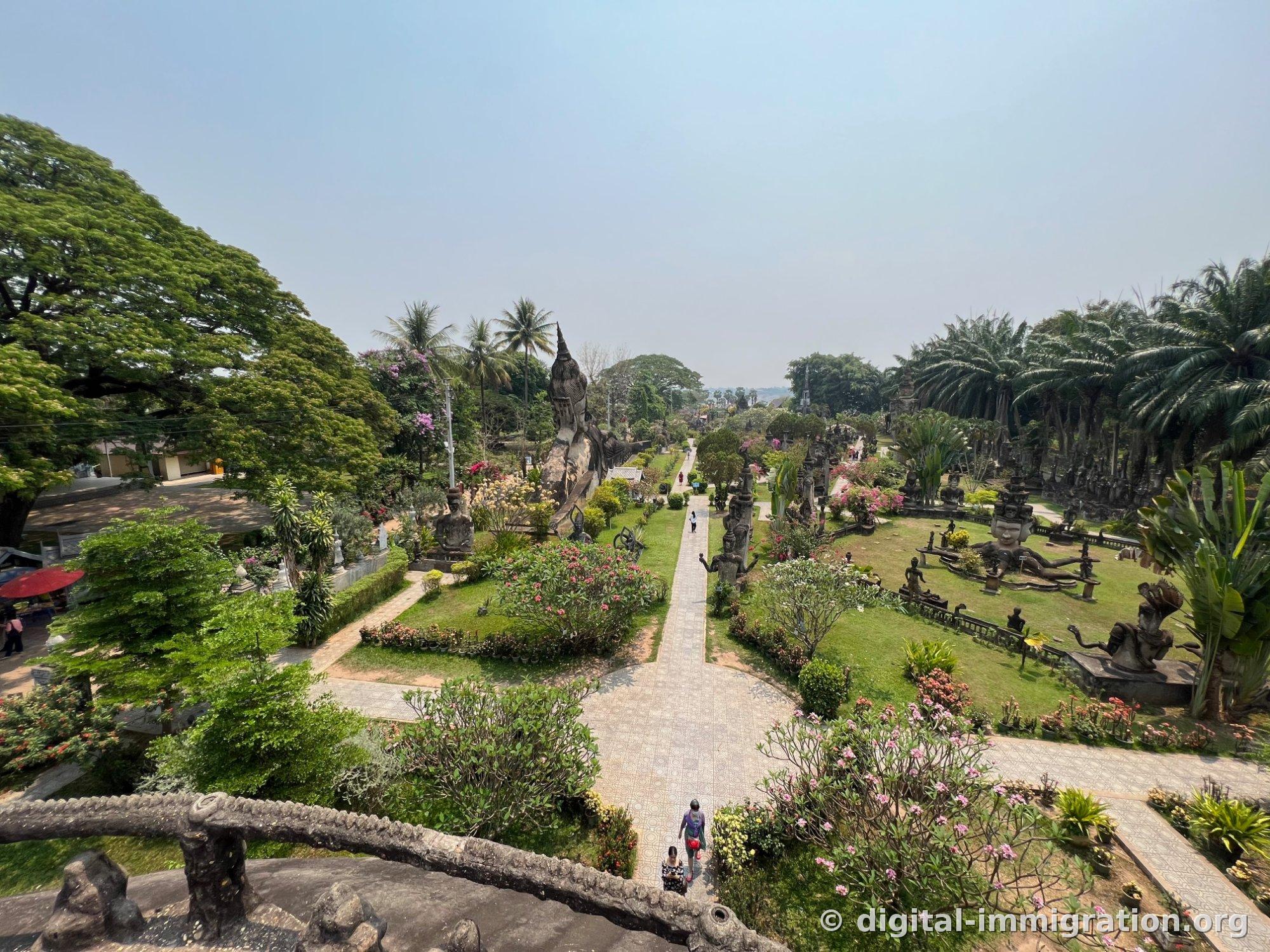 Vue d'ensemble du parc de sculptures depuis le toit, avec l'allée centrale et le Bouddha couché visible à gauche