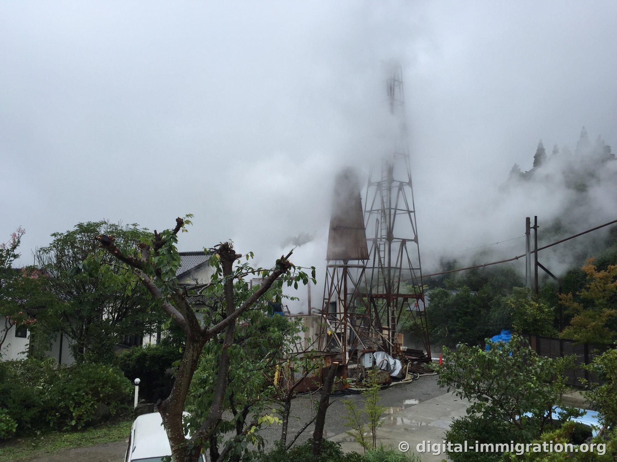 Sur la route de Beppu à Yufuin. La crête de la montagne a complètement disparu dans les nuages.