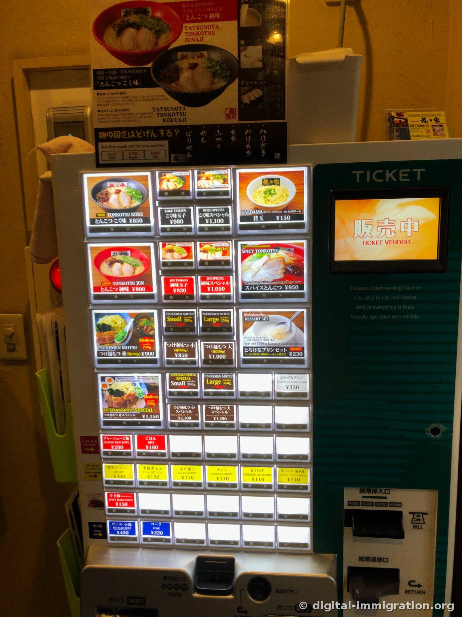 Le distributeur de tickets de Tatsunooya. Tonkotsu kokumi 850 yen, junmai 800 yen, tsukemen motsu petit moyen grand avec prix et boutons de garniture affichés avec photos
