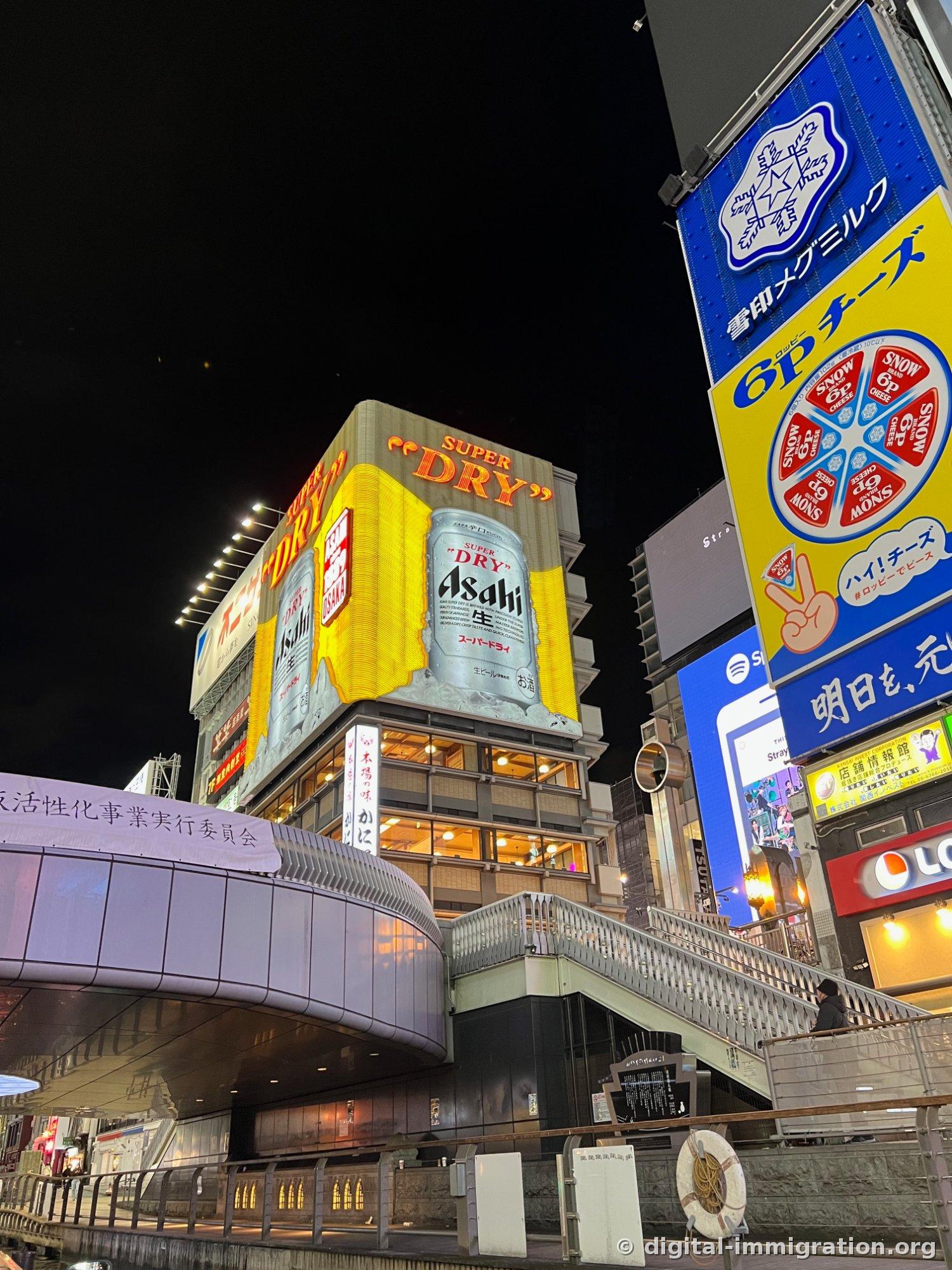 Énorme enseigne cannette de bière Asahi Super Dry éclairée la nuit et escalier Ebisu en dessous