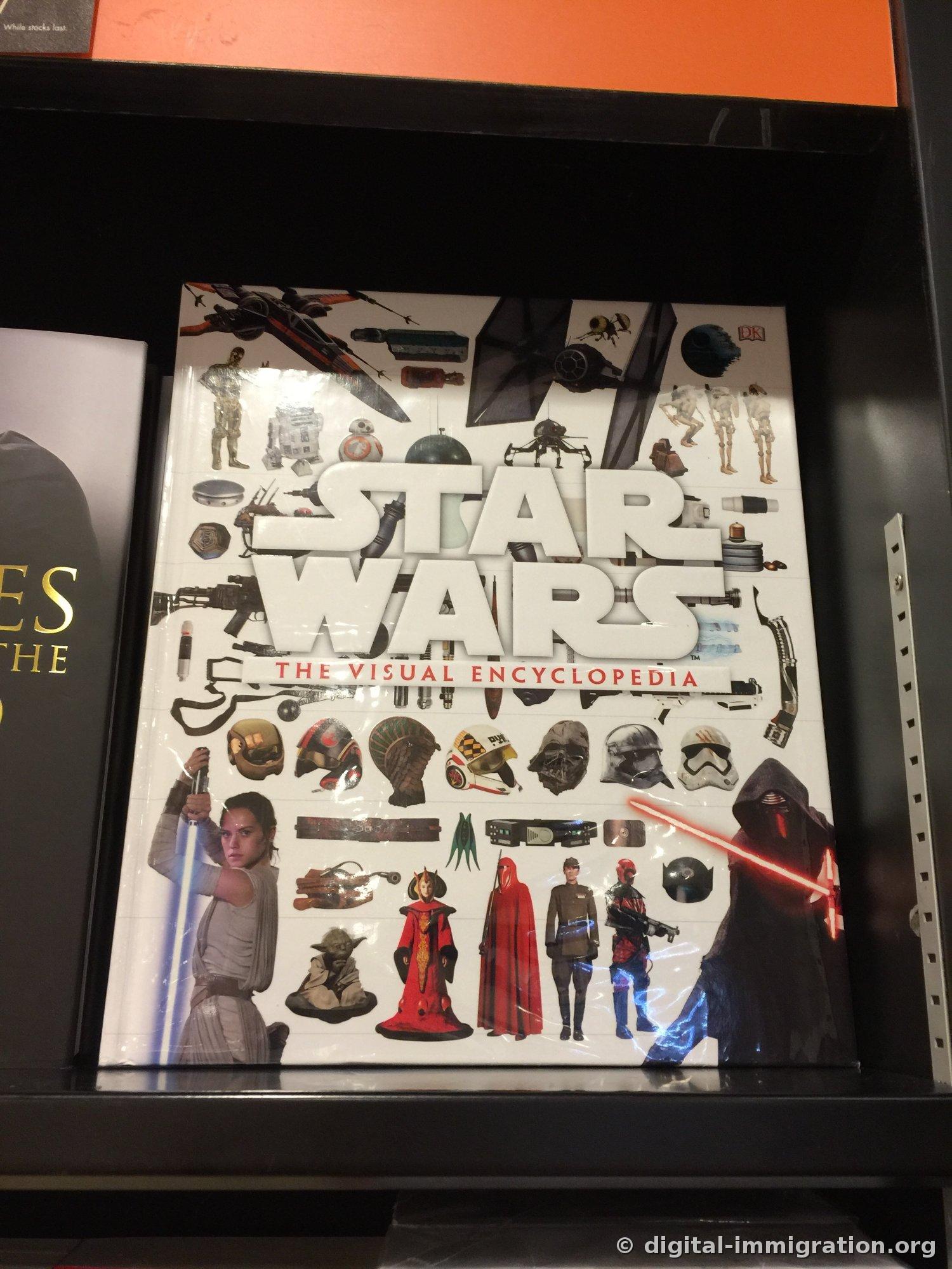 La couverture du livre « STAR WARS THE VISUAL ENCYCLOPEDIA » de DK, emballée dans du plastique et exposée sur un étalage de librairie