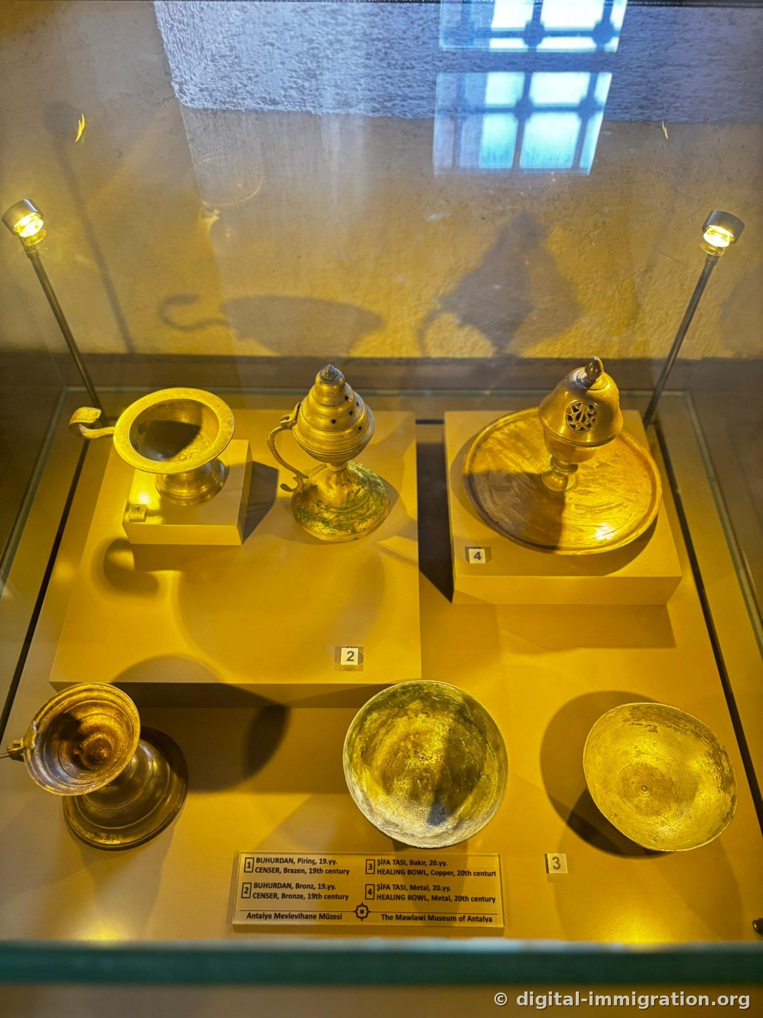 Sous l'éclairage jaune, deux brûle-encens en laiton et bronze du 19e siècle, trois bols de guérison en cuivre et métal du 20e siècle