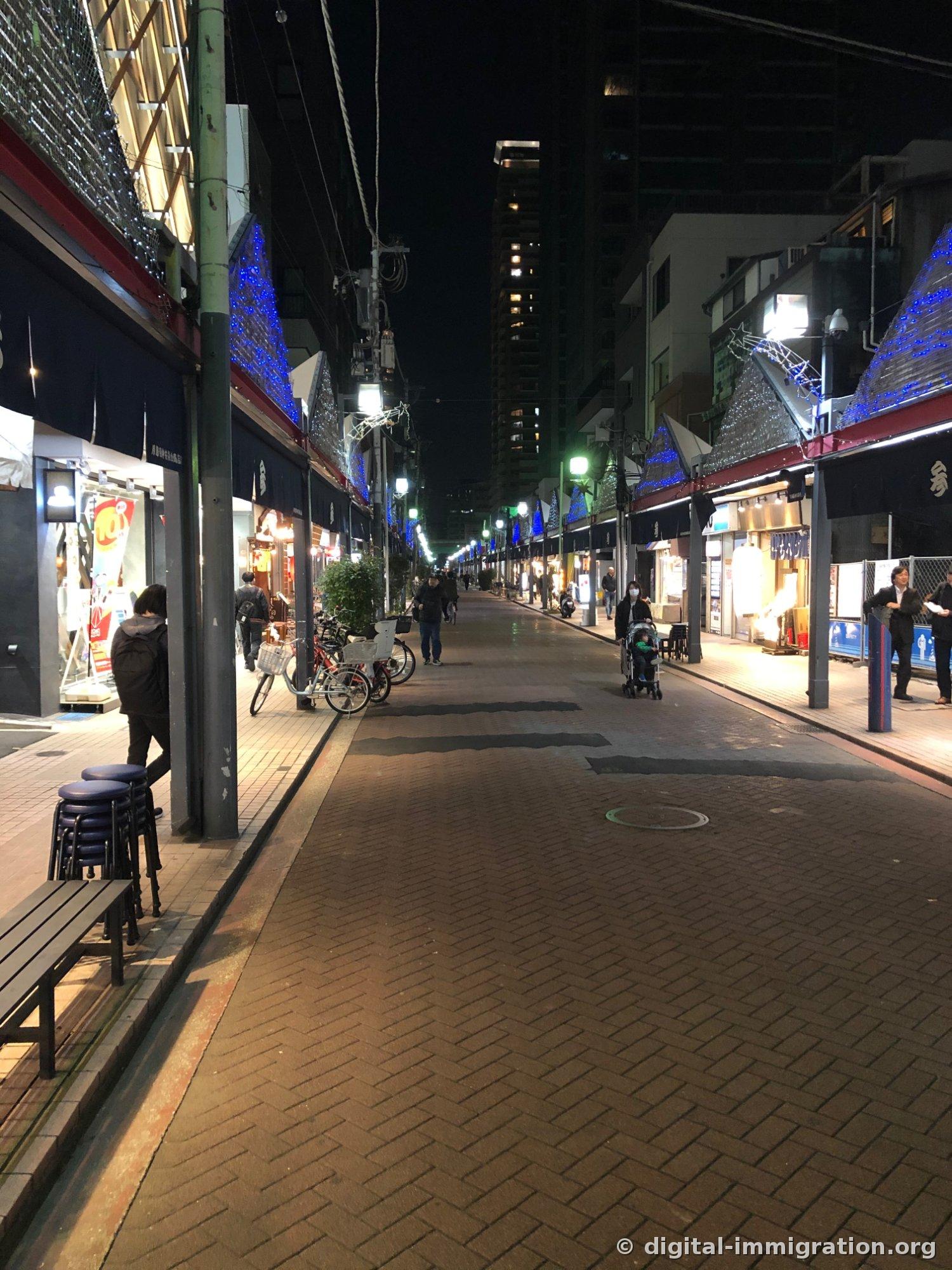 철제 그릇에 담긴 해산물 몬자 재료. 채 썬 양배추 위에 생새우, 관자, 문어, 조개가 수북이 올라가 있다