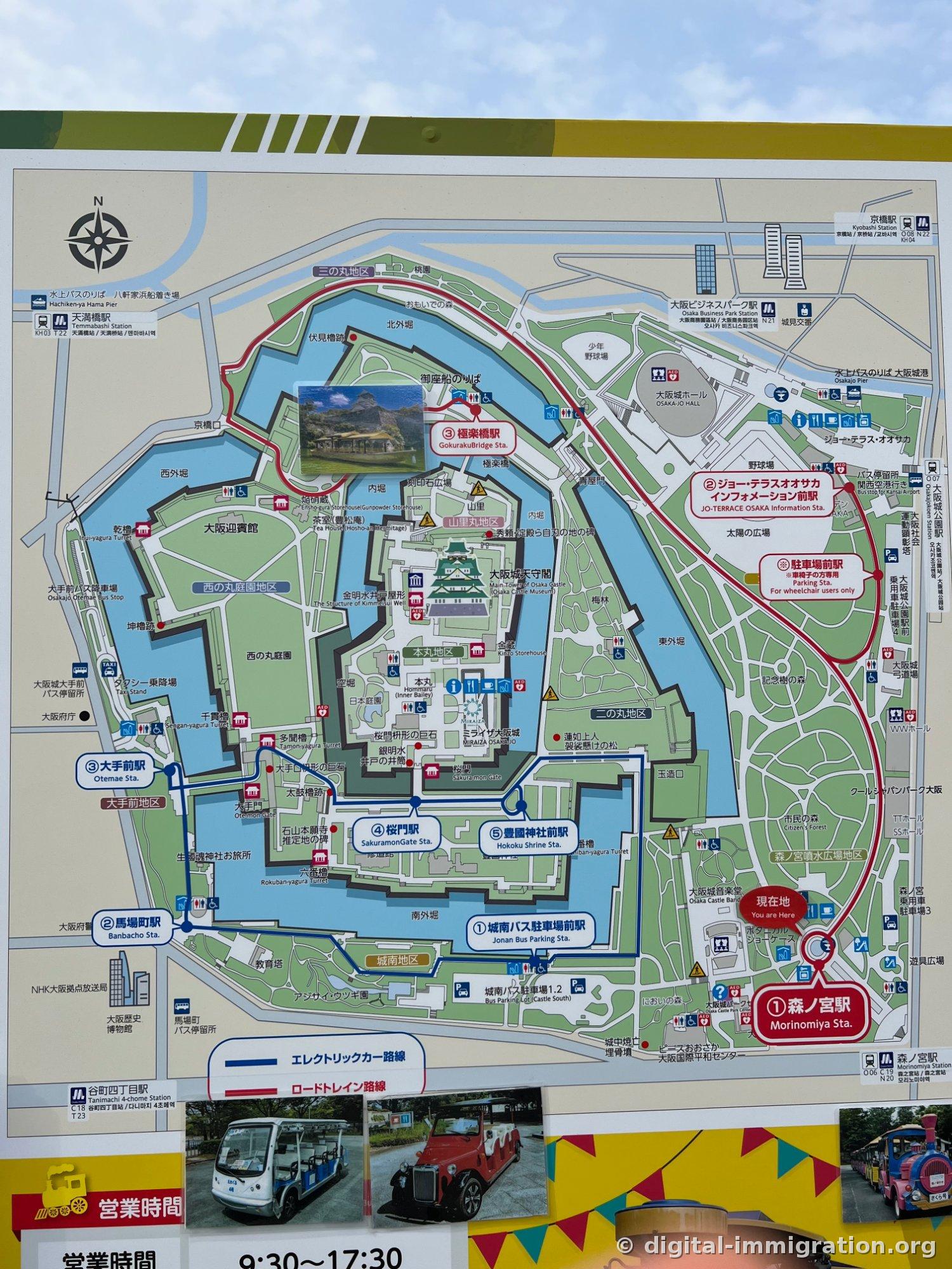 Plan du parc du château d'Osaka montrant la ligne bleue des voiturettes électriques et la ligne rouge du petit train touristique, avec les positions de la tour de guet et de chaque arrêt, et l'avis d'horaires d'exploitation de 9h30 à 17h30 en bas