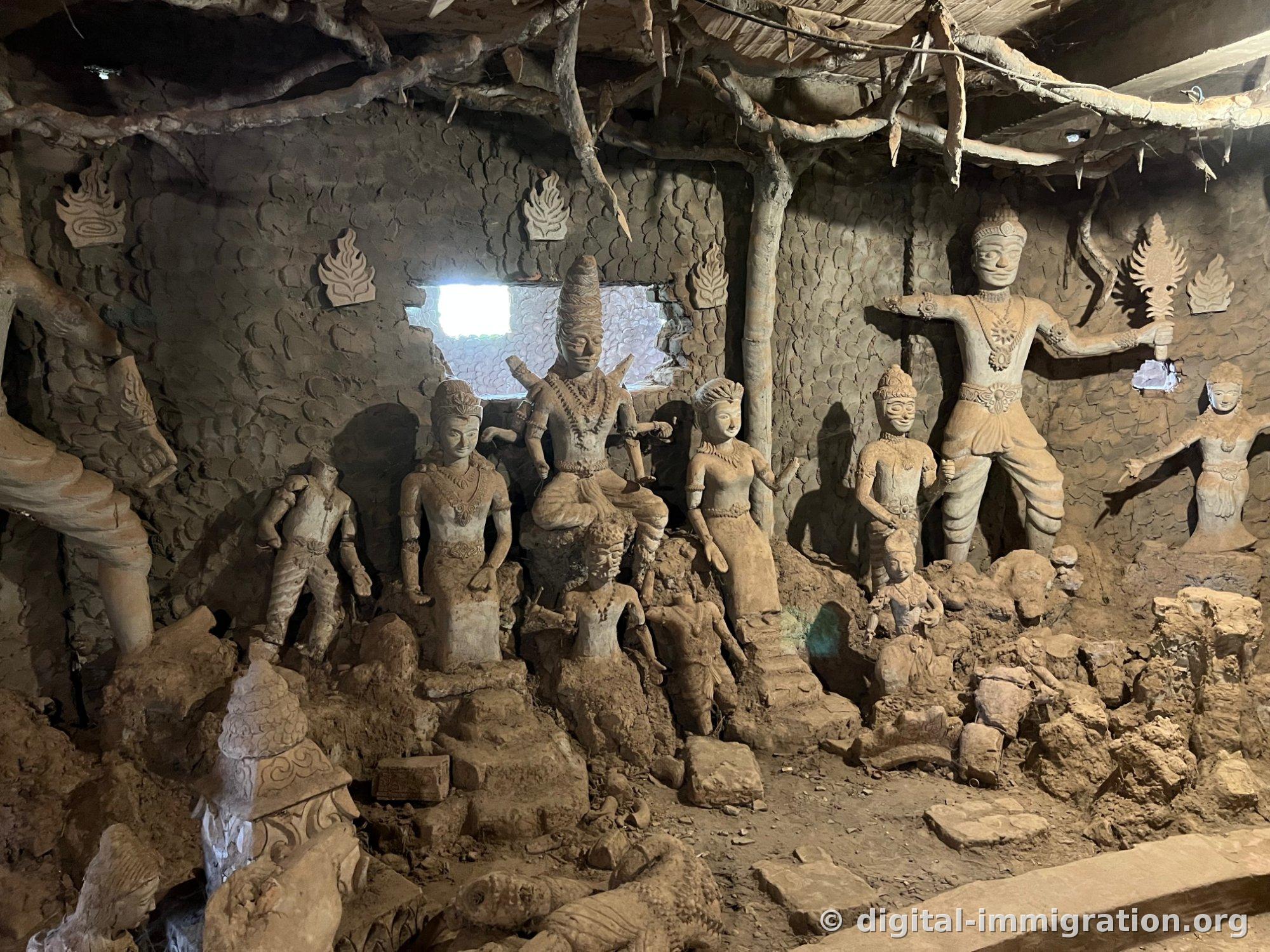 Des divinités portant des couronnes et des formations de racines d'arbres emmêlées dans la lumière entrant par les fenêtres à l'intérieur