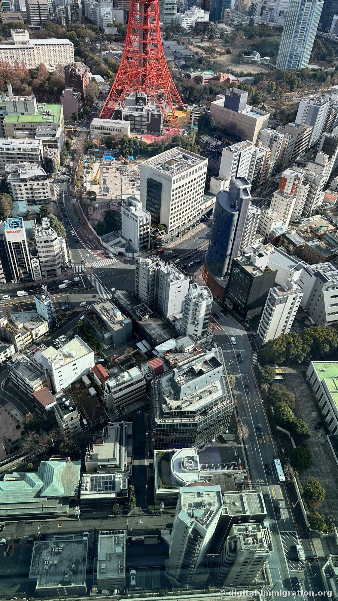 从34层垂直俯视的街道、东京塔下部、斑马线、黑色圆筒形建筑和屋顶设备
