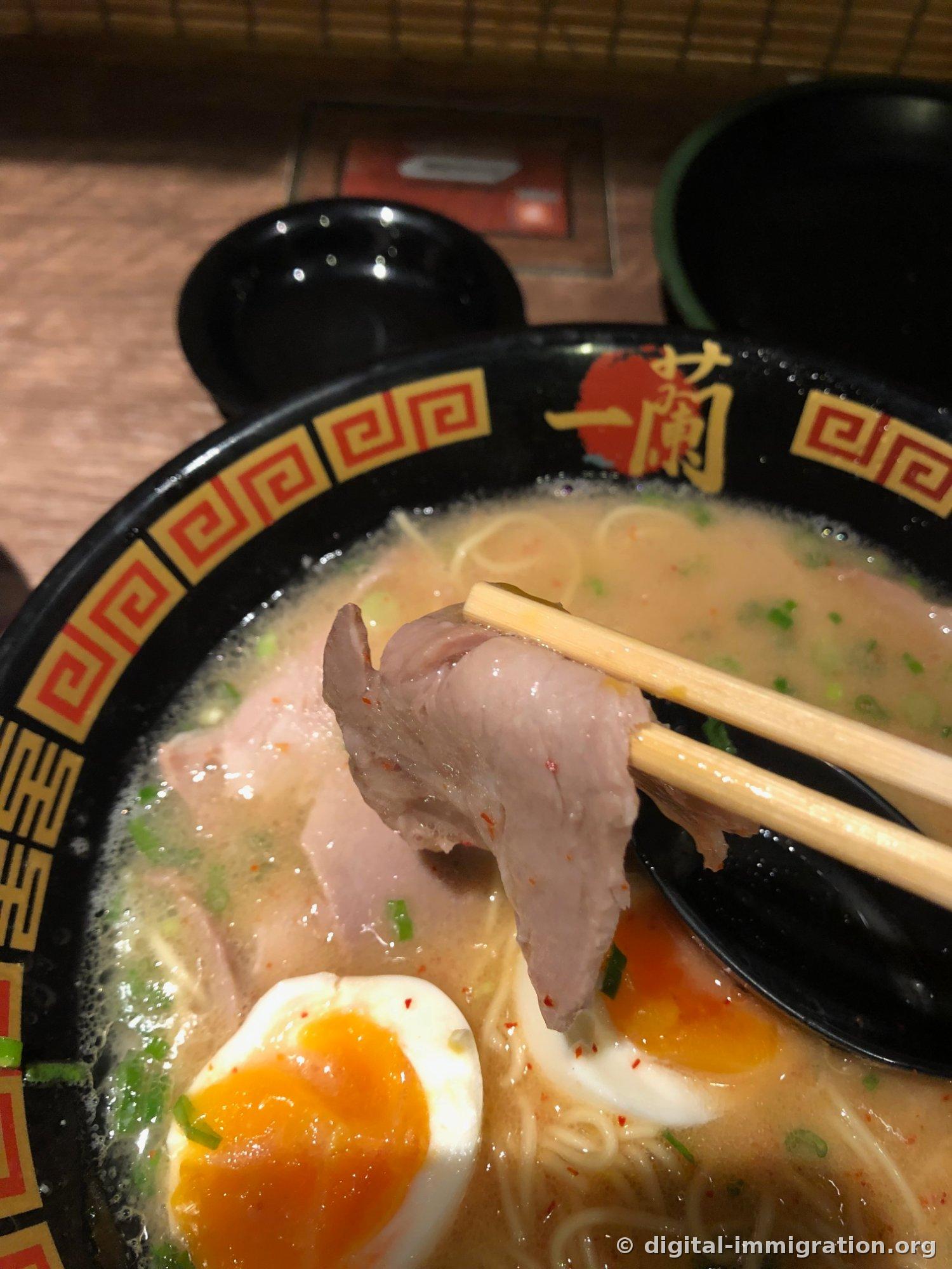 Du kikurage entassé sur une assiette avec du char siu en dessous, et du nori à gauche