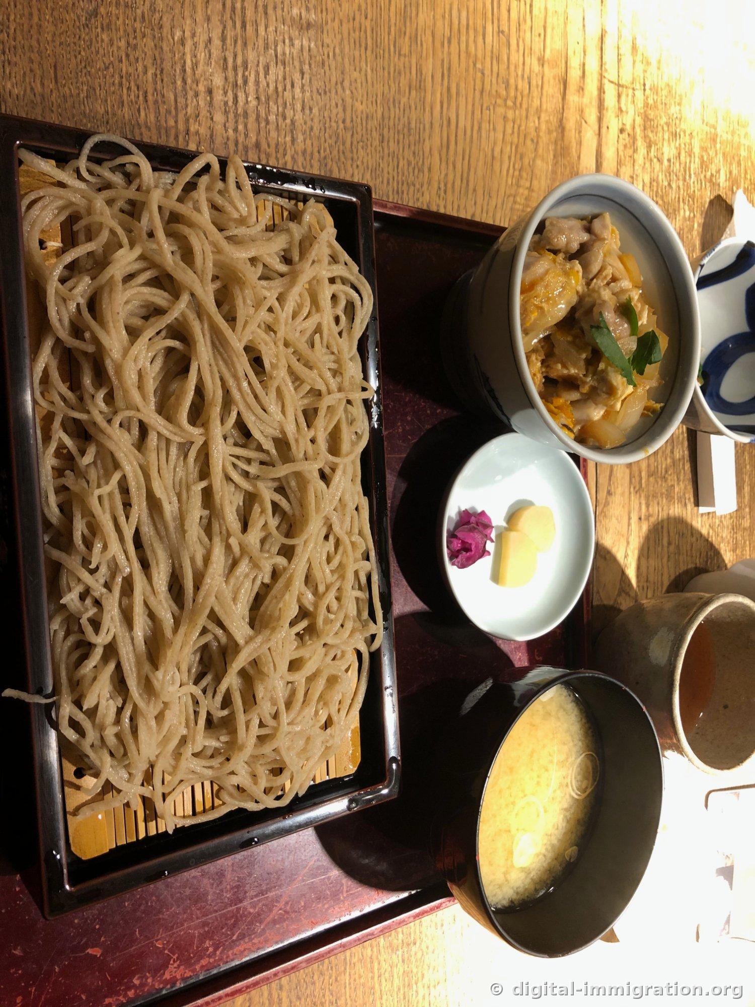 붉은 쟁반에 담긴 세이로 소바 한 판과 미니 오야코동, 절임 접시, 미소시루가 함께 놓인 세트 상차림