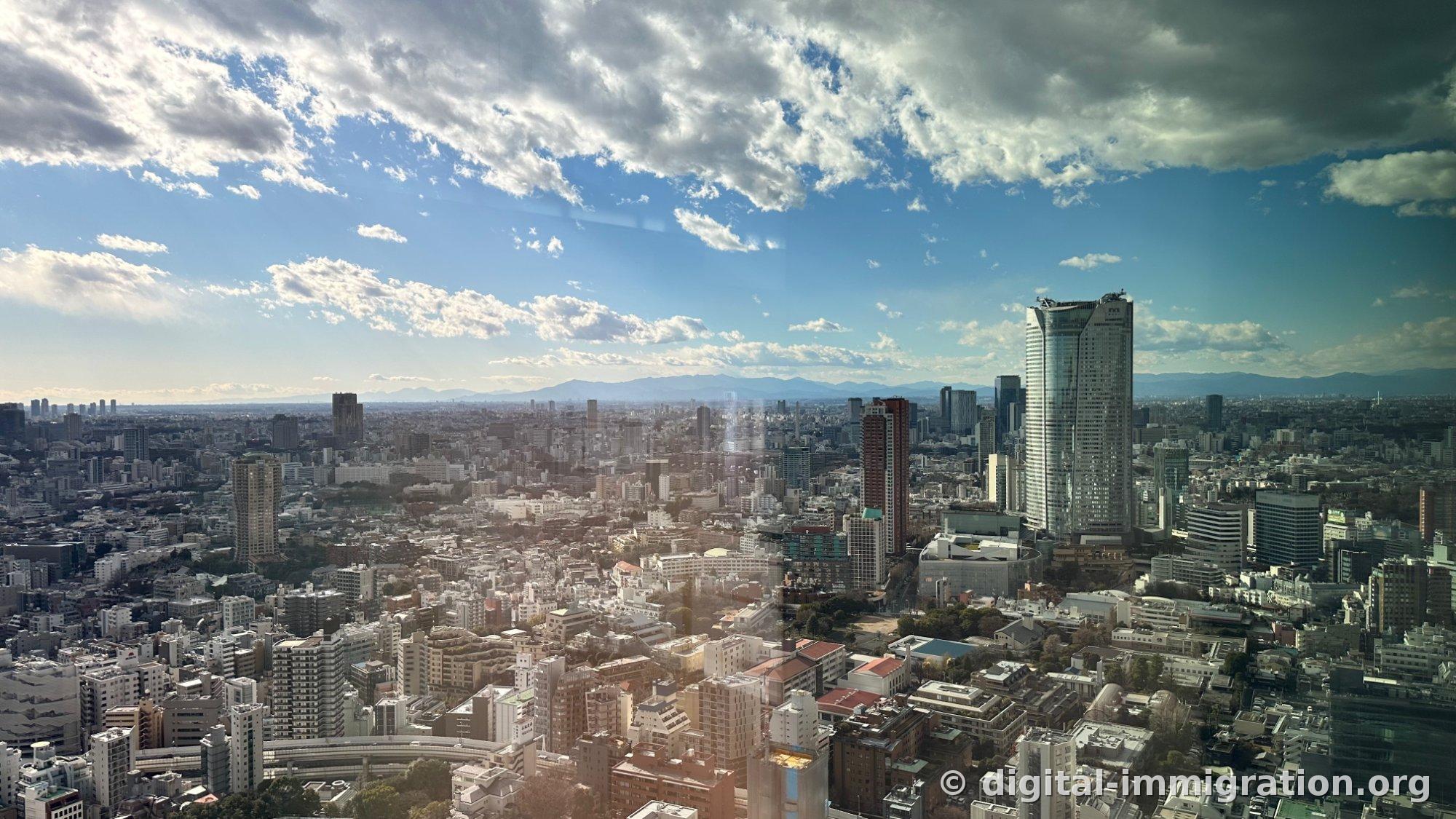 右边耸立六本木Hills森塔的东京西部市街和地平线上的山脉