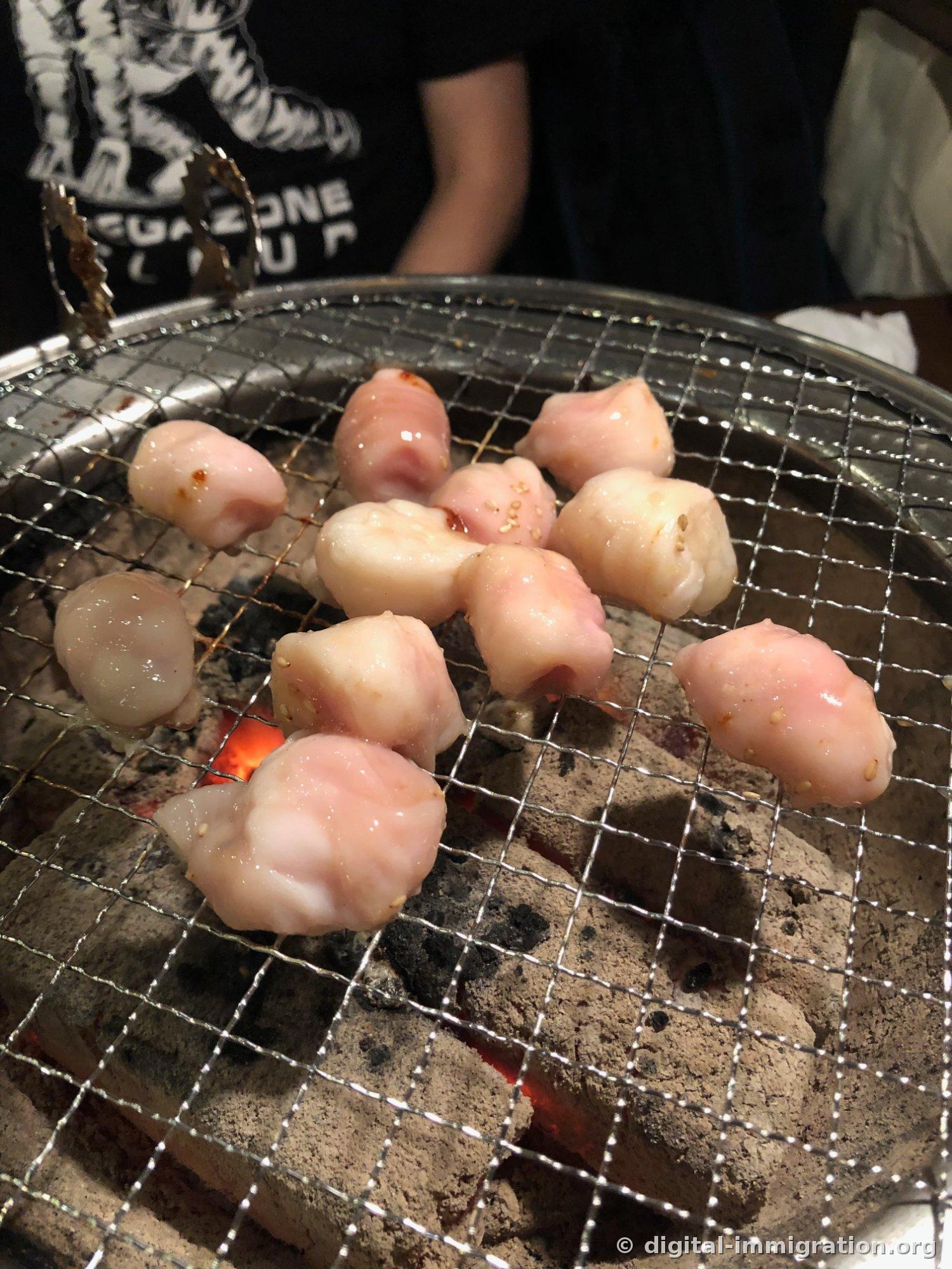 Morceaux de tripes qui cuisent sur le gril à charbon