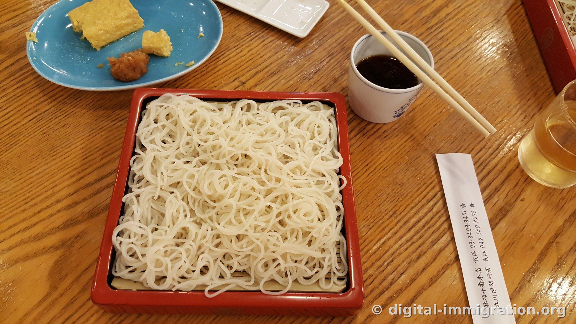 Soba Sarashina blanc dans un plateau en laque rouge, avec un petit bol de sauce à côté et une assiette de tamagoyaki dashi