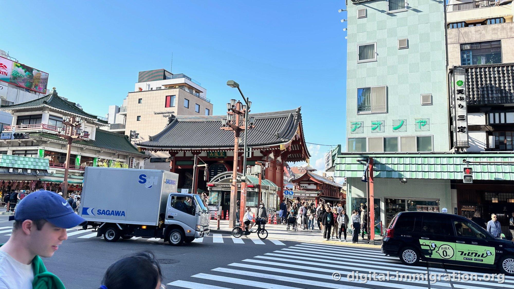 Intersection in front of Kaminari-mon, with a SAGAWA delivery truck and signs for アオノヤ and 天ぷら 三定 on the right
